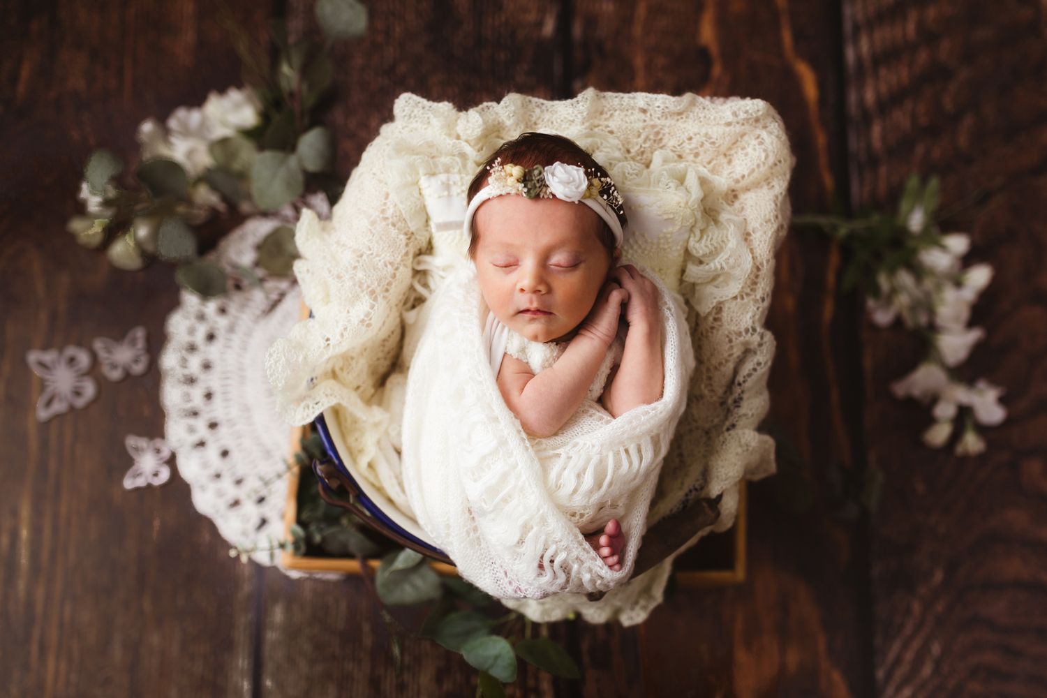 štylizované newborn fotenie bábätka do 14 dní v ateliéri Bratislava. Bezpečné polohovanie a 10 rokov praxe, fotografka Domi Bobák.