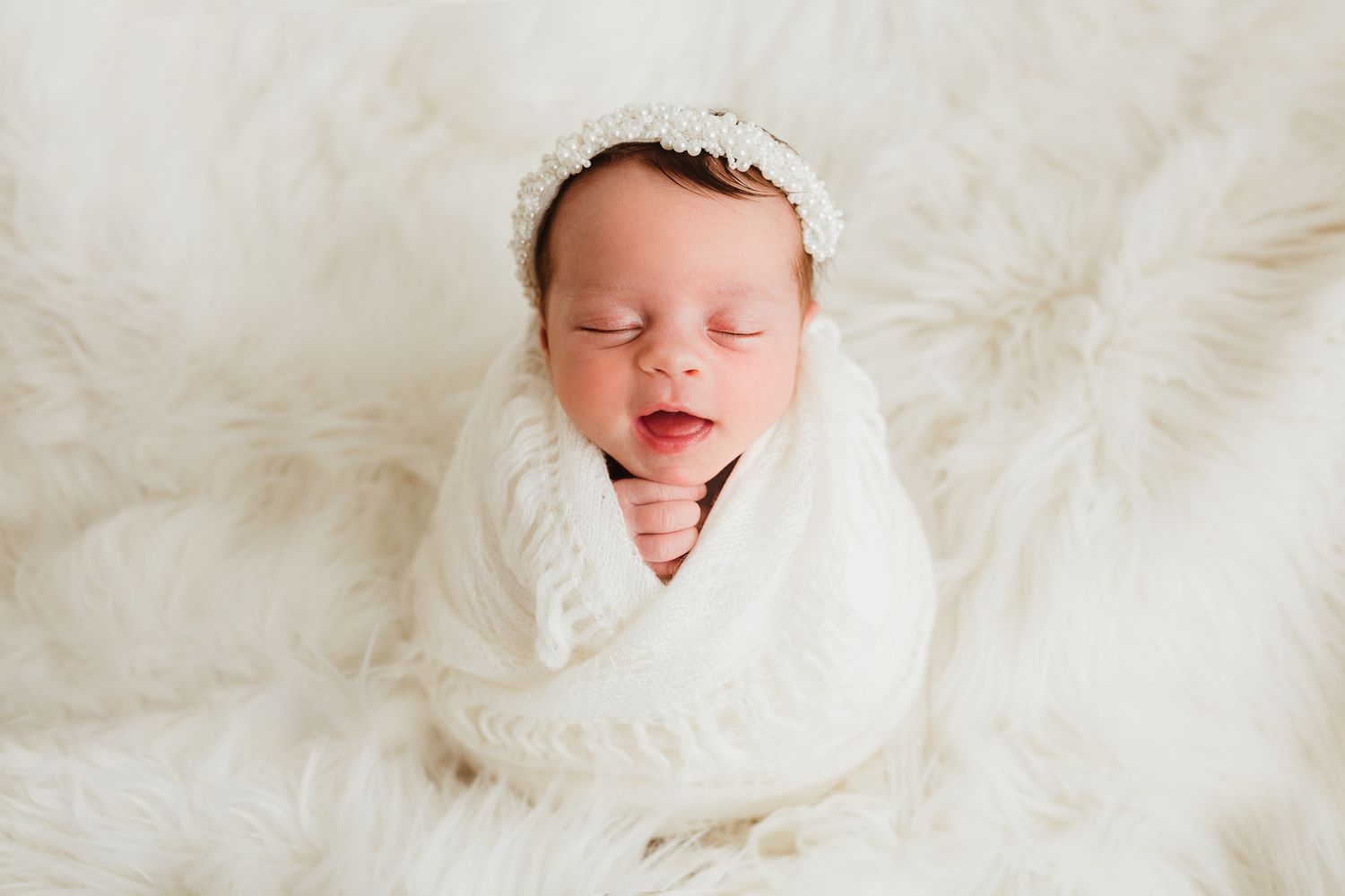 umelecké newborn fotenie bábätka do 14 dní v ateliéri Bratislava. Bezpečné polohovanie a 10 rokov praxe, fotografka Domi Bobák.