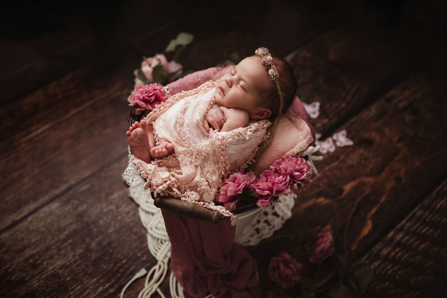 štylizované newborn fotenie bábätka do 14 dní v ateliéri Bratislava. Bezpečné polohovanie a 10 rokov praxe, fotografka Domi Bobák.
