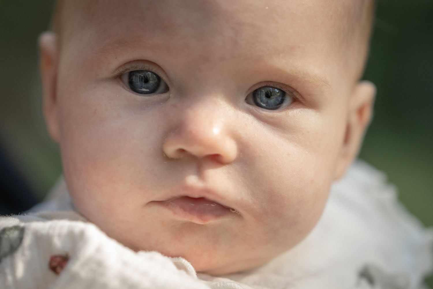 Barnfotografering av Fotograf Jessica Lindqvist - bild av ett barn stående på en grusväg.