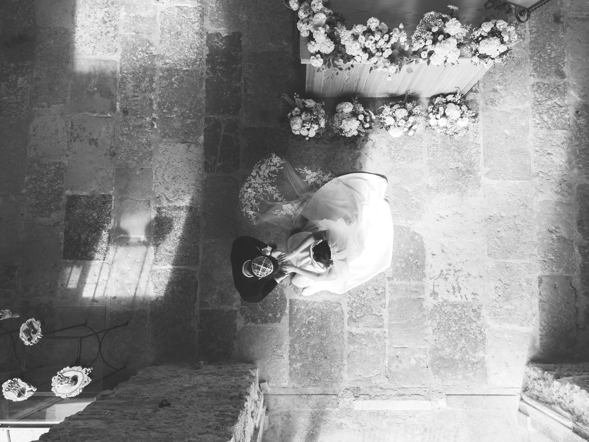 Intimate couple moments captured during seaside wedding in Portugal