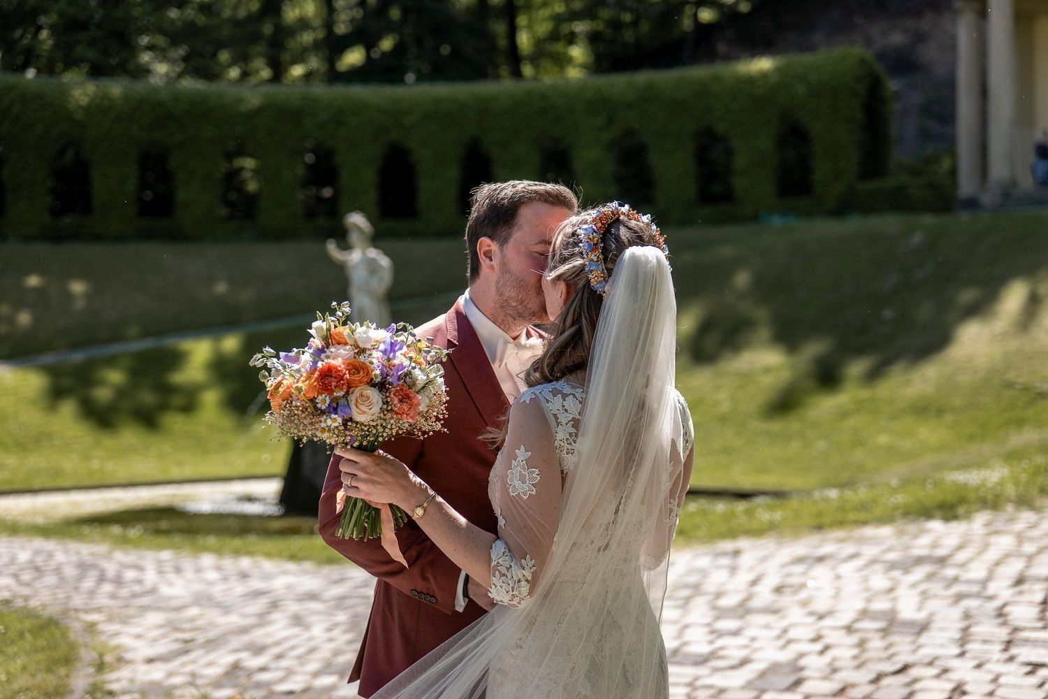 Braut und Bräutigam küssen sich während einer Hochzeitsreportage in Kleve – natürliche und emotionale Fotografie von Fotograf Fabio Marras