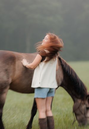 Paard en eigenaar tijdens een pure paardenfotoshoot in de natuur