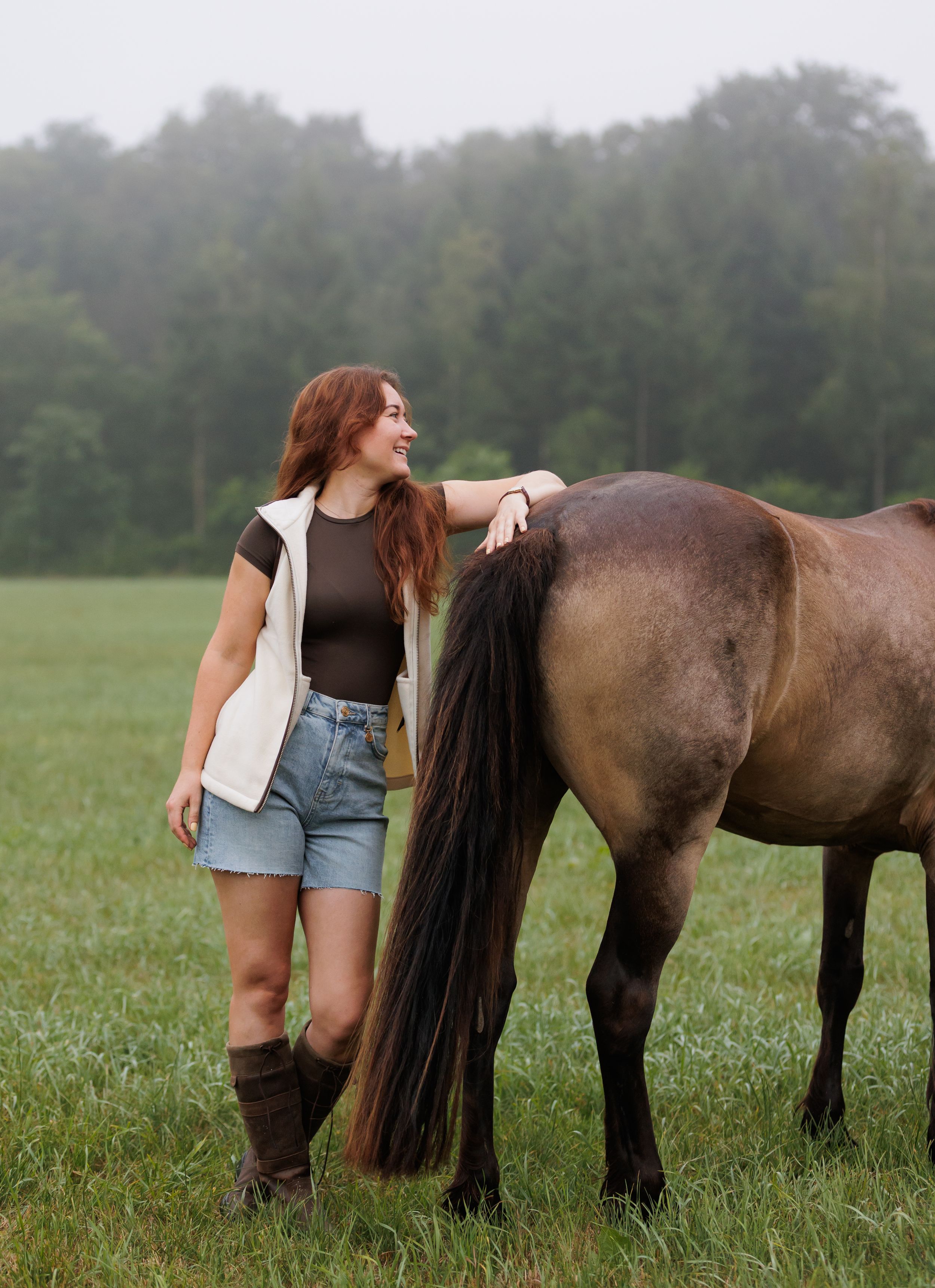Paard en eigenaar tijdens een fotoshoot op een bewolkte dag