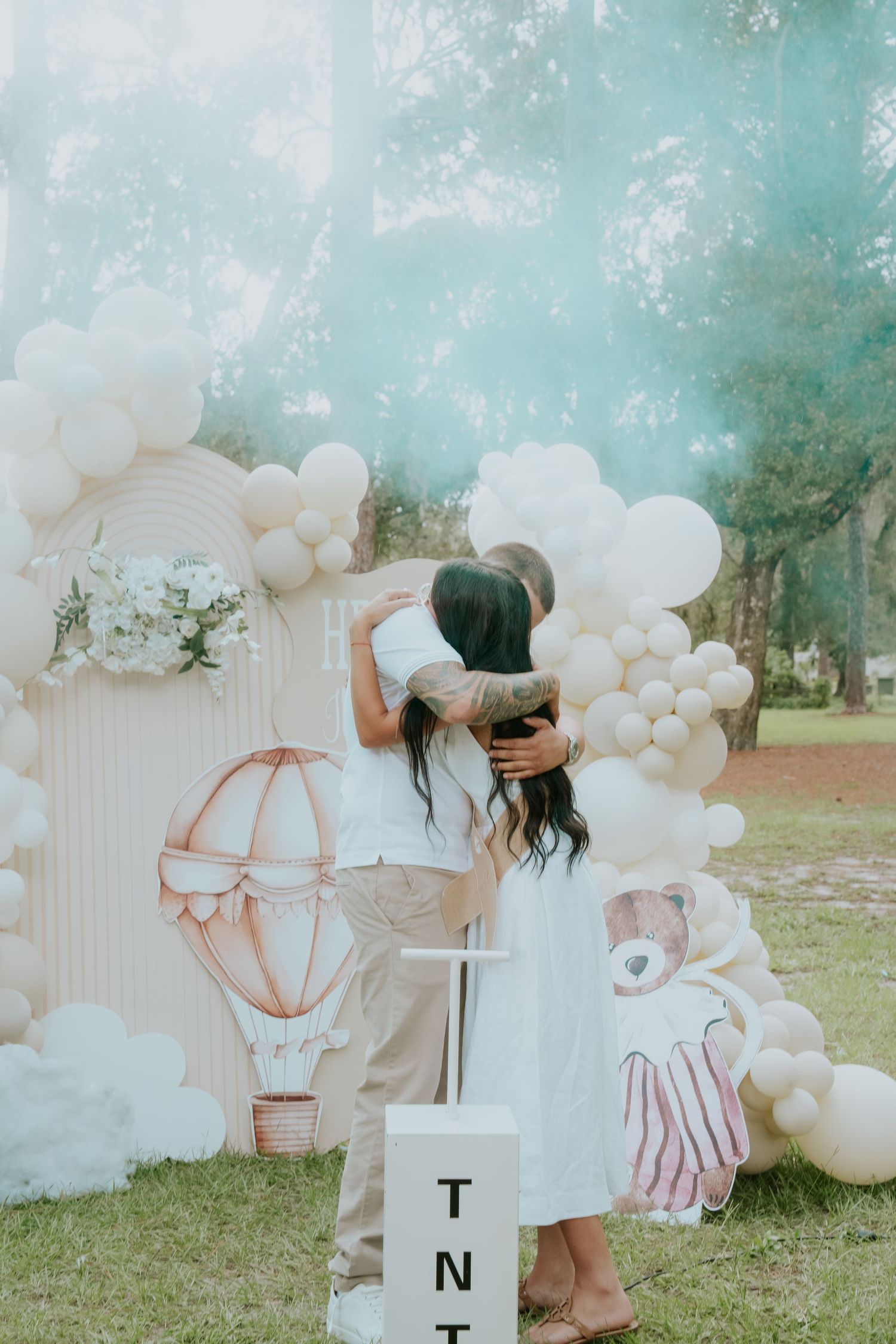 Fotografía de gender reveal en parque.
Gender reveal photography in park
© Photography by Iela LLC