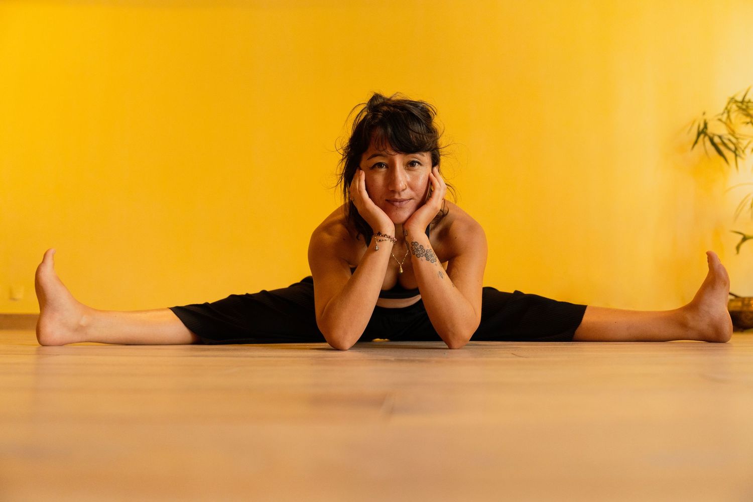 Portrait professionnel, yoga teacher dans un studio de yoga