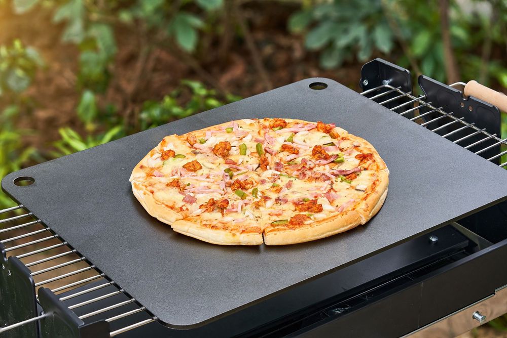 Chụp ảnh pizza stone và pizza peel khi nướng pizza ngoài trời