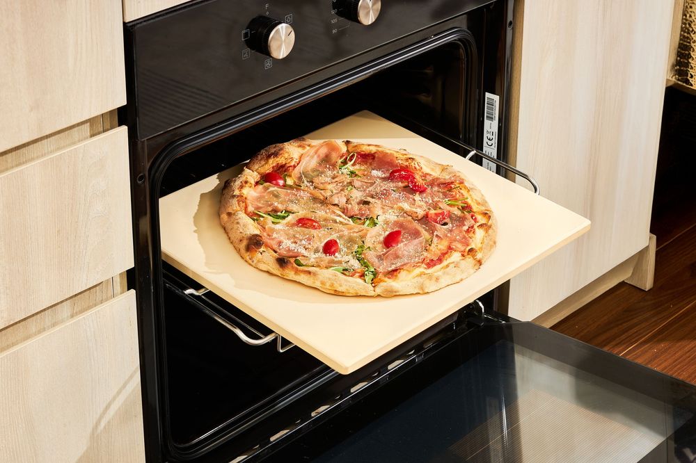 Chụp ảnh pizza stone và pizza peel khi nướng pizza ngoài trời