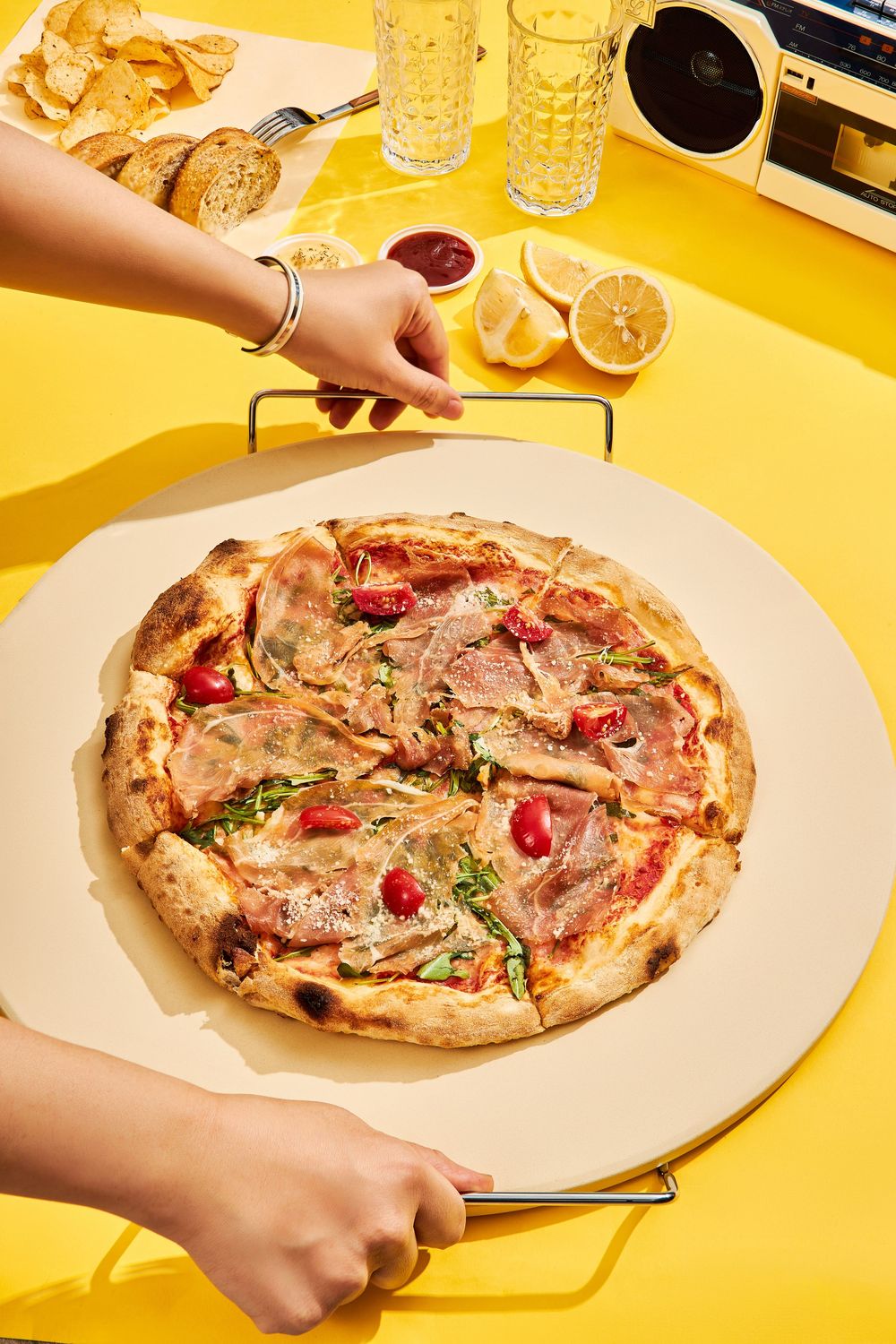 Chụp ảnh pizza stone và pizza peel khi nướng pizza ngoài trời