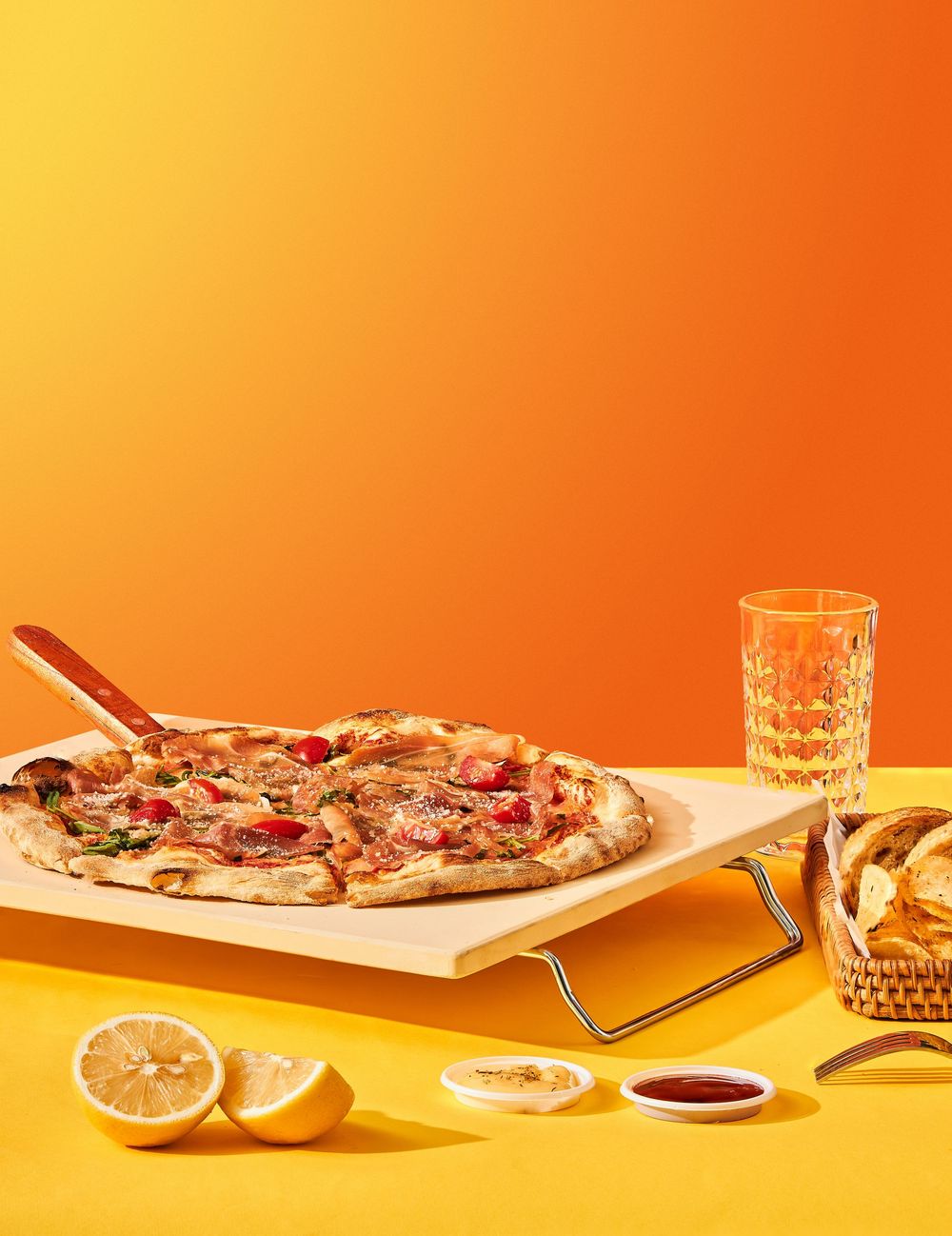 Chụp ảnh pizza stone và pizza peel khi nướng pizza ngoài trời