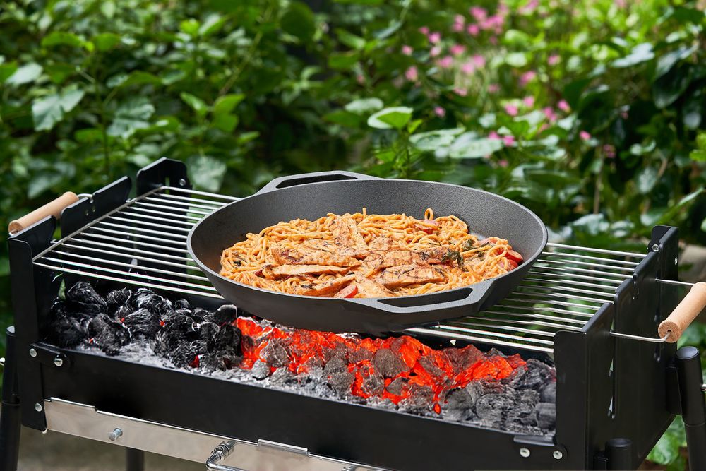 Chụp ảnh pizza stone và pizza peel khi nướng pizza ngoài trời