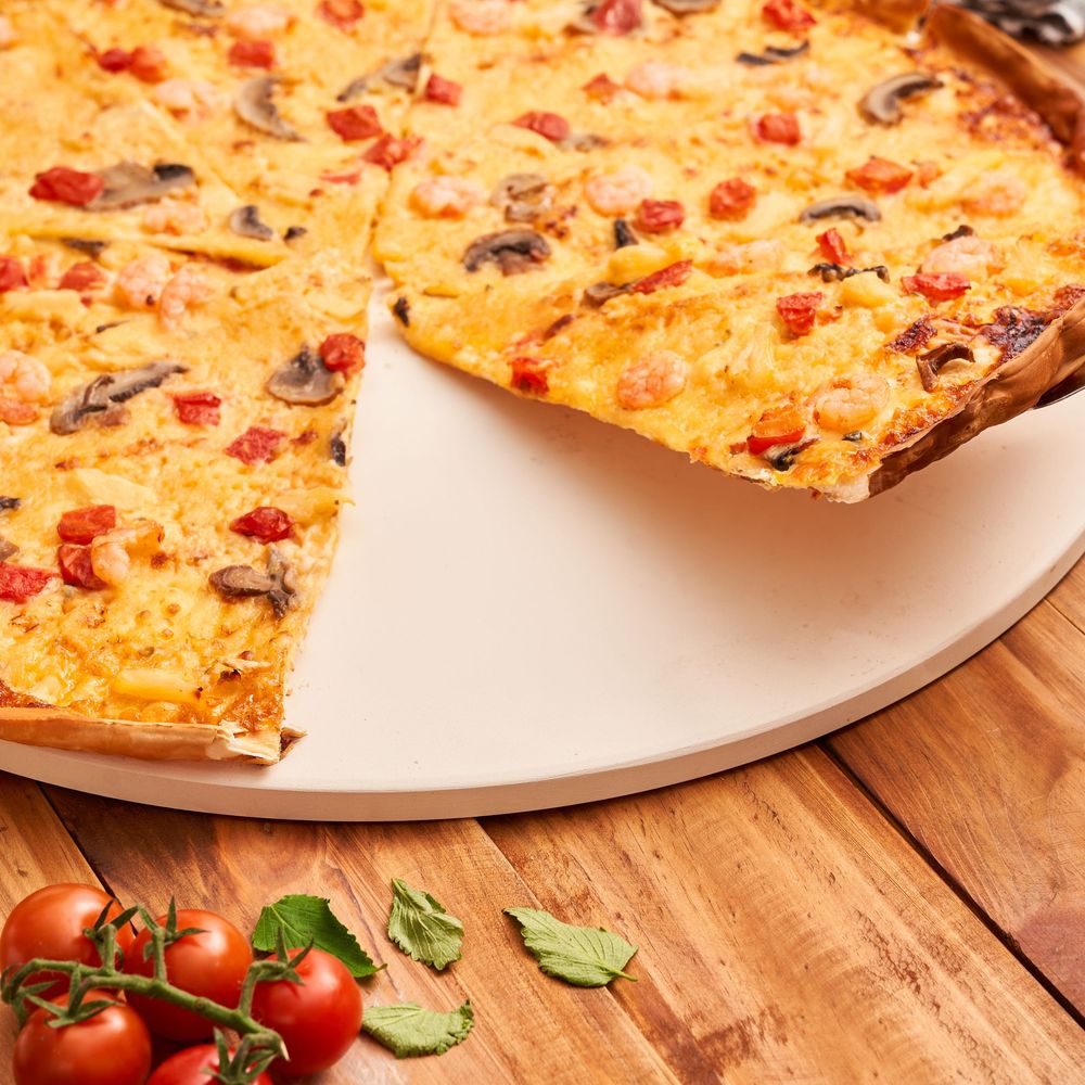 Chụp ảnh pizza stone và pizza peel khi nướng pizza ngoài trời