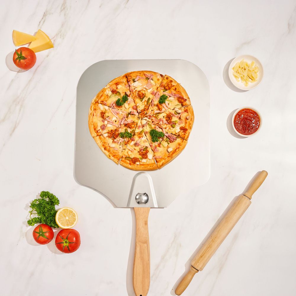 Chụp ảnh pizza stone và pizza peel khi nướng pizza ngoài trời