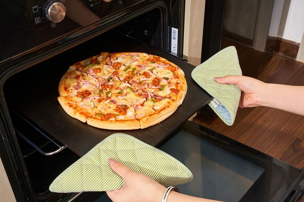 Chụp ảnh pizza stone và pizza peel khi nướng pizza ngoài trời
