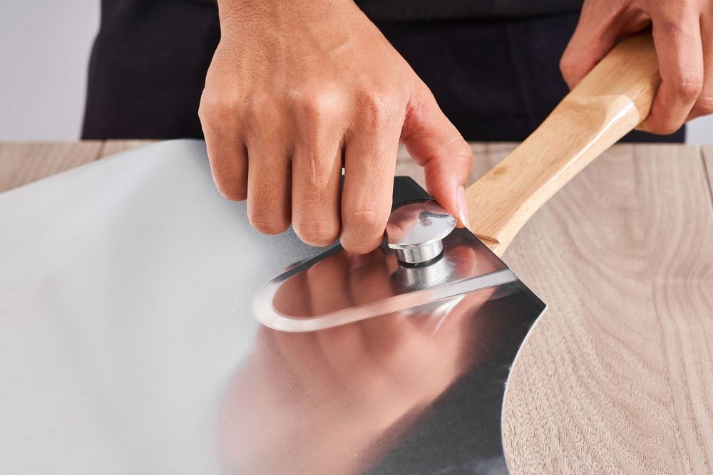 Chụp ảnh pizza stone và pizza peel khi nướng pizza ngoài trời