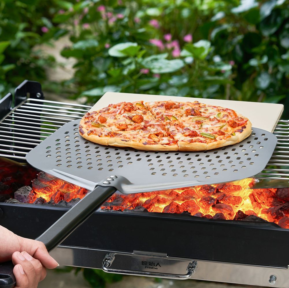 Chụp ảnh pizza stone và pizza peel khi nướng pizza ngoài trời