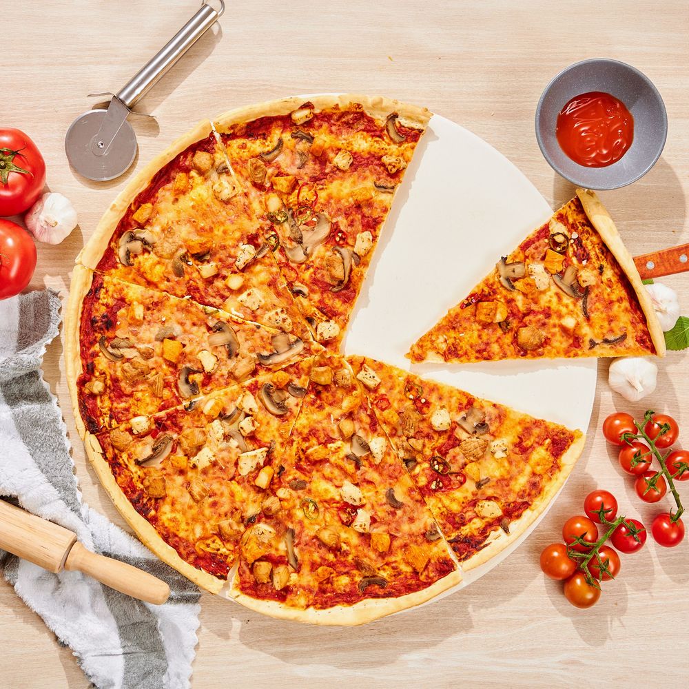 Chụp ảnh pizza stone và pizza peel khi nướng pizza ngoài trời