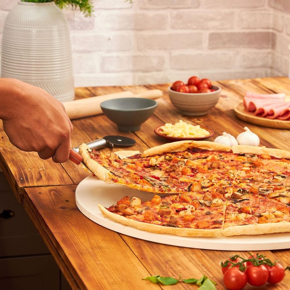 Chụp ảnh pizza stone và pizza peel khi nướng pizza ngoài trời