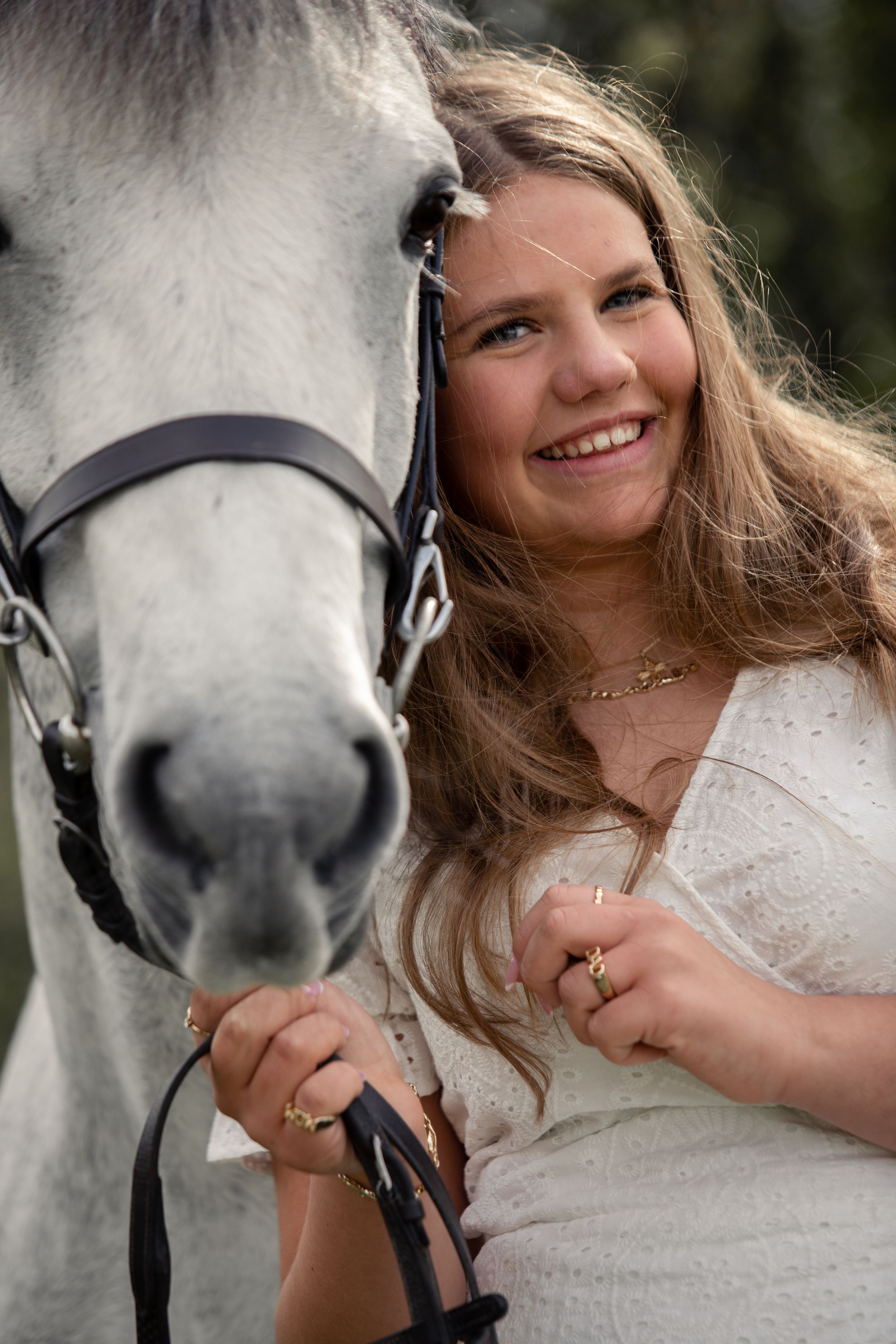 Skab unikke konfirmationsbilleder med hest. Professionel fotografering med fokus på nærvær, lys og ægte øjeblikke.