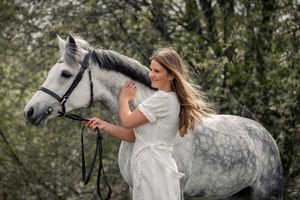 Fang magien mellem konfirmand og hest med personlige konfirmationsbilleder i smukt og stemningsfuldt lys.