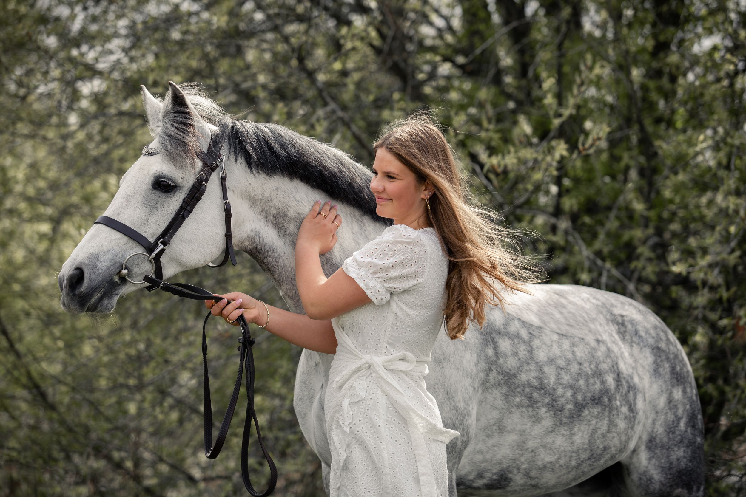 Fang magien mellem konfirmand og hest med personlige konfirmationsbilleder i smukt og stemningsfuldt lys.