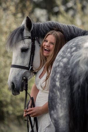 Skab mindeværdige konfirmationsbilleder med hest, hvor grin, bevægelse og ro går hånd i hånd.