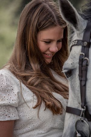Eksklusive konfirmationsbilleder med hest – kunstnerisk fotografering, der fremhæver både pige og hest smukt.