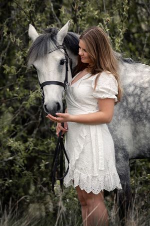 Personlige konfirmationsbilleder med hest – en tryg og kreativ fotosession med fokus på relation og udtryk.