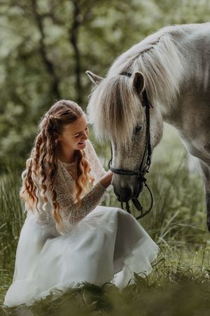 Naturlige og kunstneriske konfirmationsbilleder med hest – skræddersyet fotosession til konfirmanden.