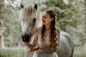 Konfirmationsbilleder med hest i naturlige omgivelser – personligt tilpasset fotosession med fokus på tryghed.