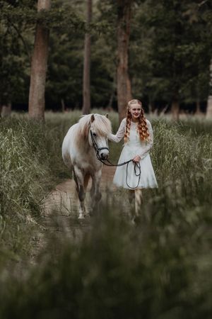 Skønne konfirmationsbilleder med hest, hvor grin, bevægelse og ægte følelser bliver foreviget.