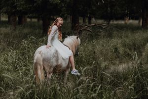 Smukke konfirmationsbilleder med hest, hvor naturlig kemi og ægte følelser skaber tidløse minder.