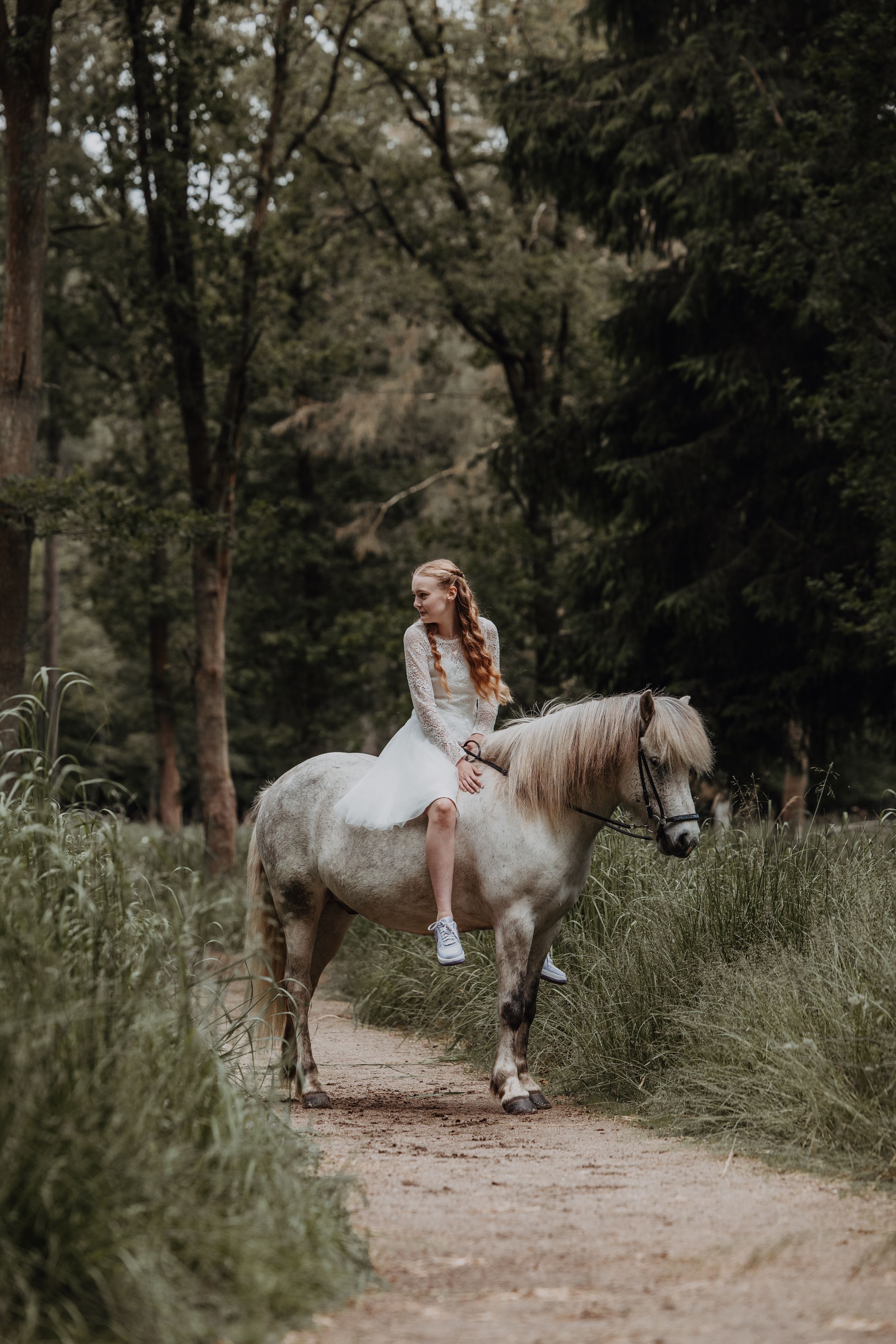 Personlige konfirmationsbilleder med hest – naturlige og kunstneriske fotos, hvor konfirmand og hest slapper af og stråler sammen.