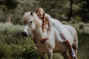 Professionelle konfirmationsbilleder med hest – levende portrætter skabt med ro, nærvær og kreativt blik.