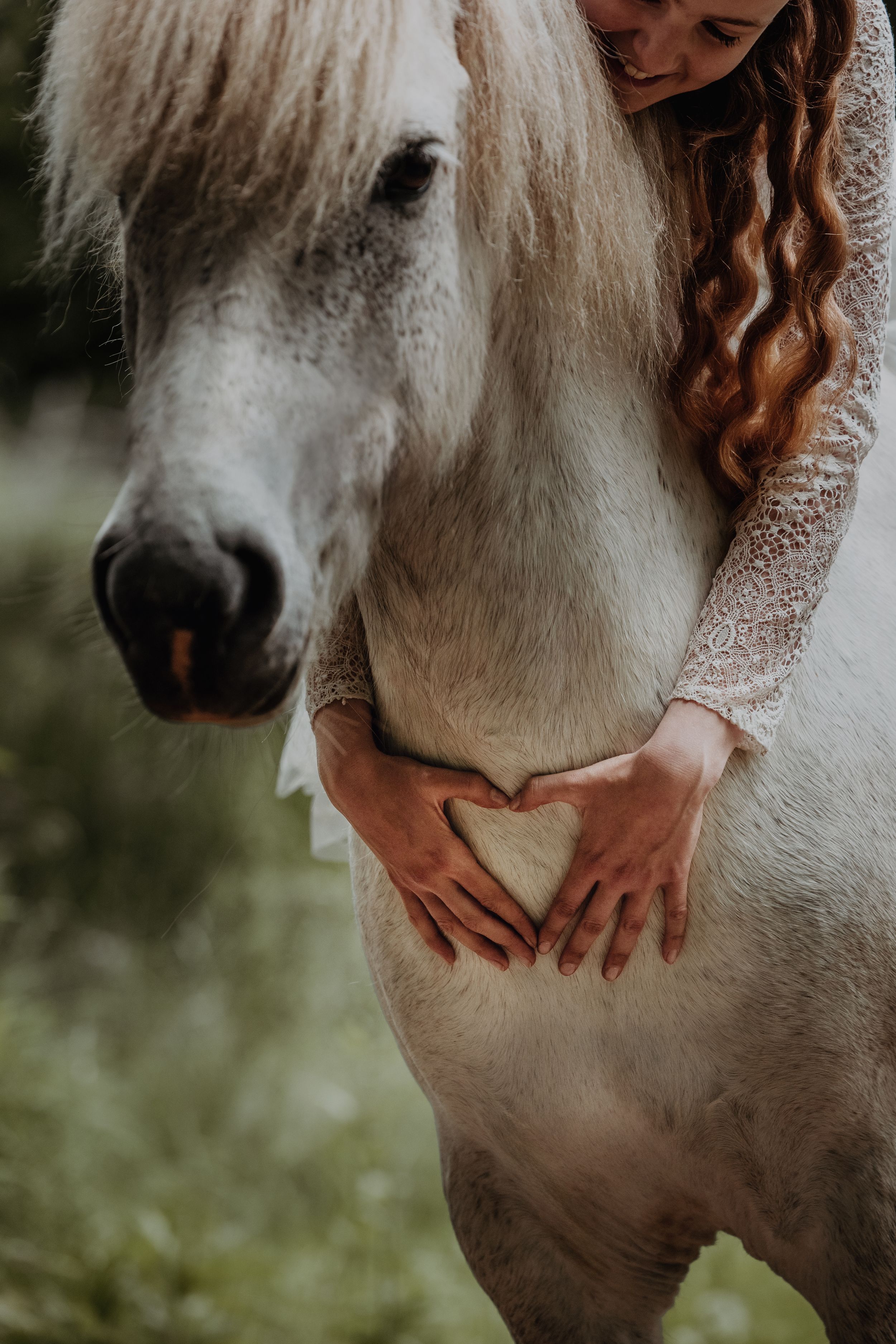 Unikke konfirmationsbilleder med hest – naturlig fotografering med fokus på relationen mellem konfirmanden og hendes hest.