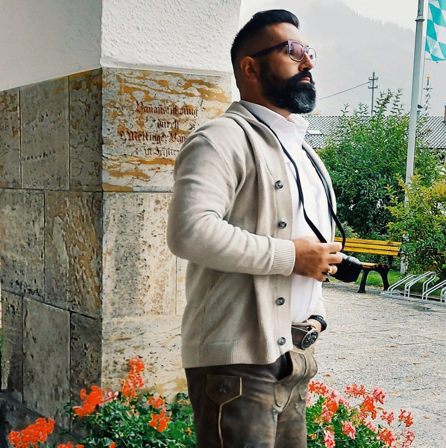 Fotograf Fabio Marras im Lederhosen-Look am Henslerhof Hinterzarten. Authentische, bodenständige Hochzeitsfotografie im Schwarzwald