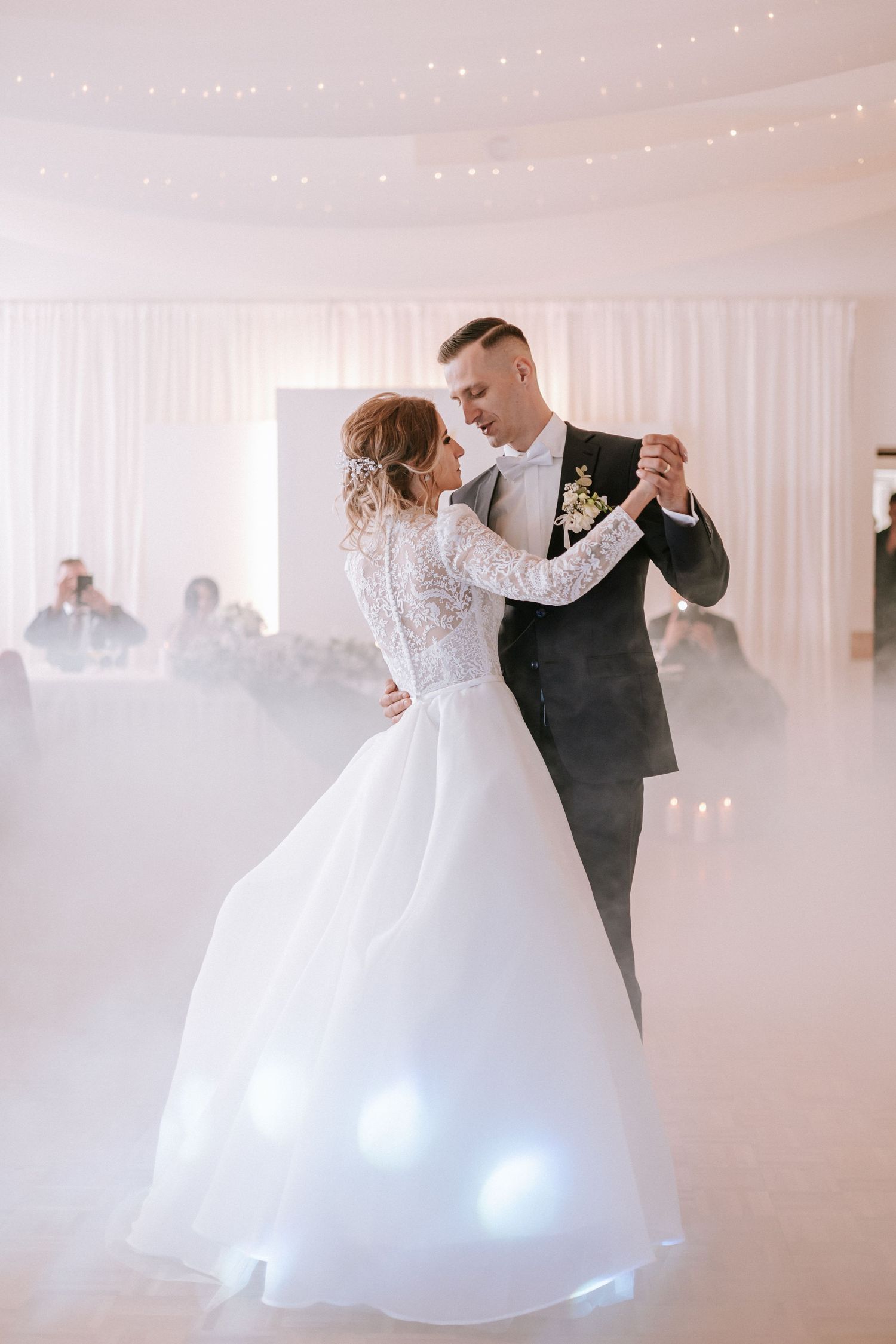 Prvý manželský tanec Romanky a Martina v sále plnej jemnej hmly a svetelných efektov.