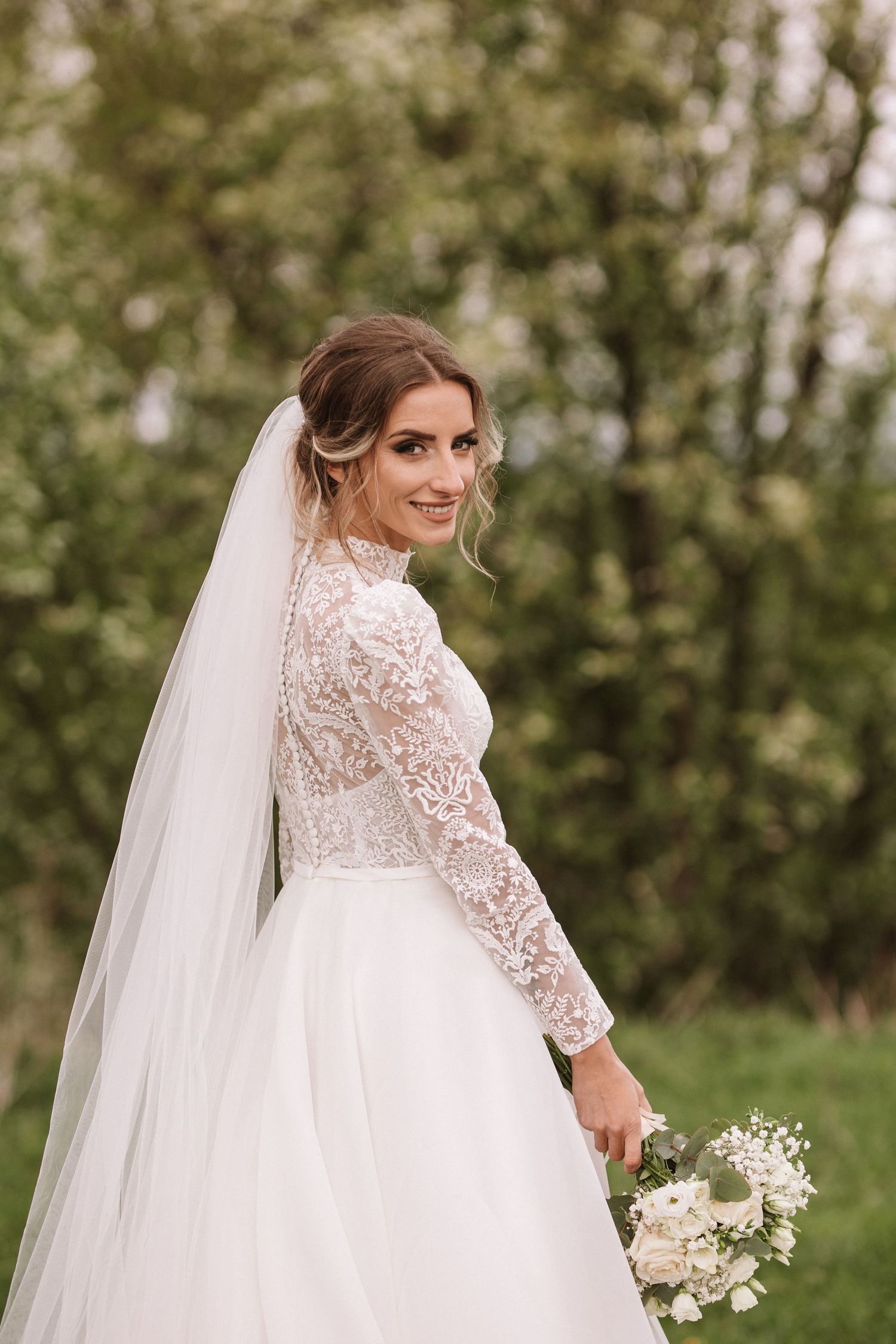 Detailný svadobný portrét nevesty Romanky v čipkovaných šatách s kyticou, profesionálna svadobná fotografia Žilina.