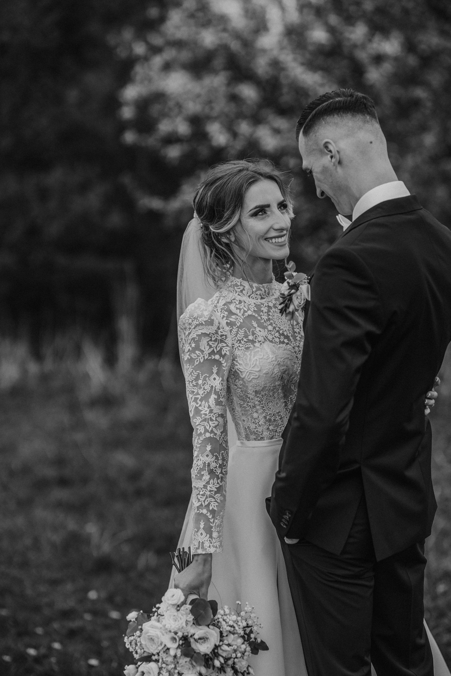 Emotívny čiernobiely svadobný portrét Romanky a Martina v objatí, autentické svadobné momenty v Žilinskom kraji.