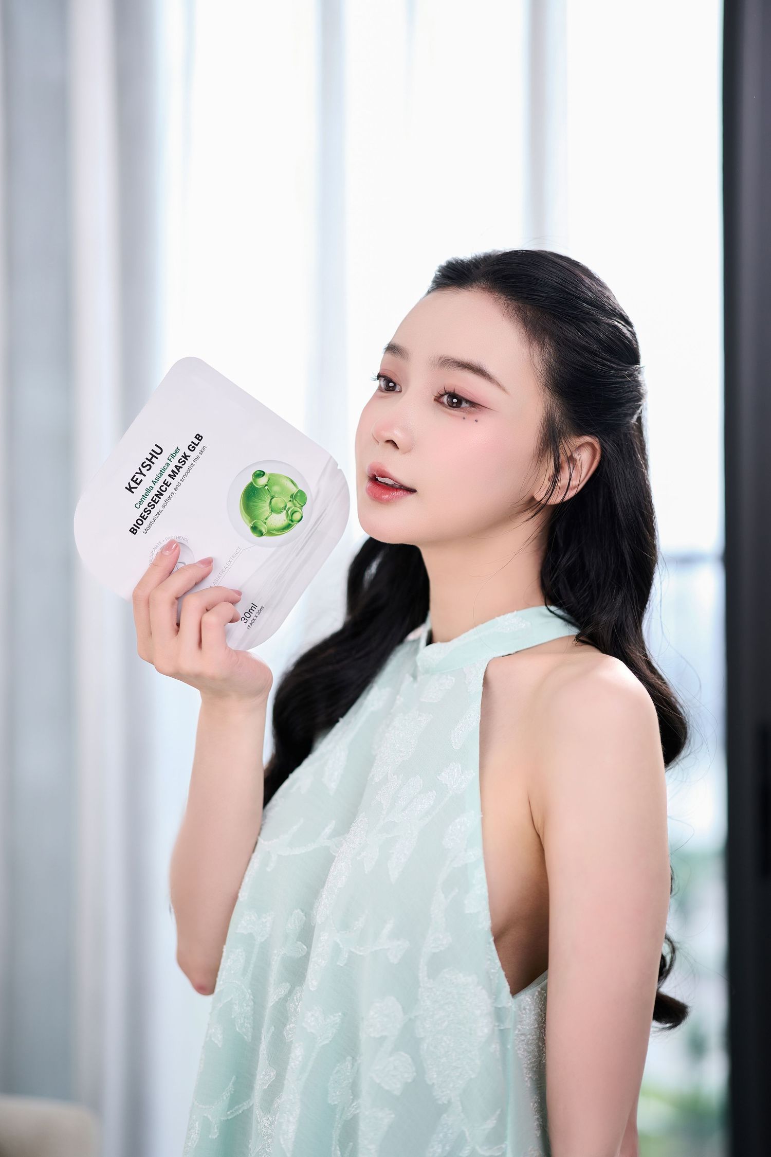 Ảnh chụp KOL review sản phẩm skincare trong studio