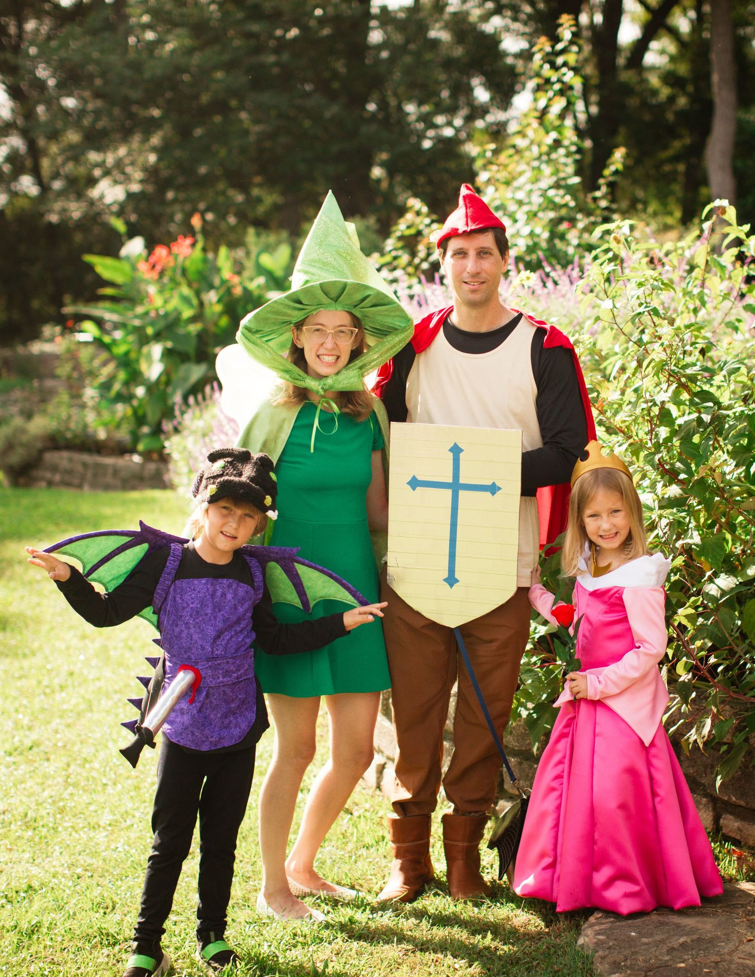 family photo session halloween themed photo shoot at Zilker Botanical Gardens in Austin Texas. Sleeping beauty themed family halloween