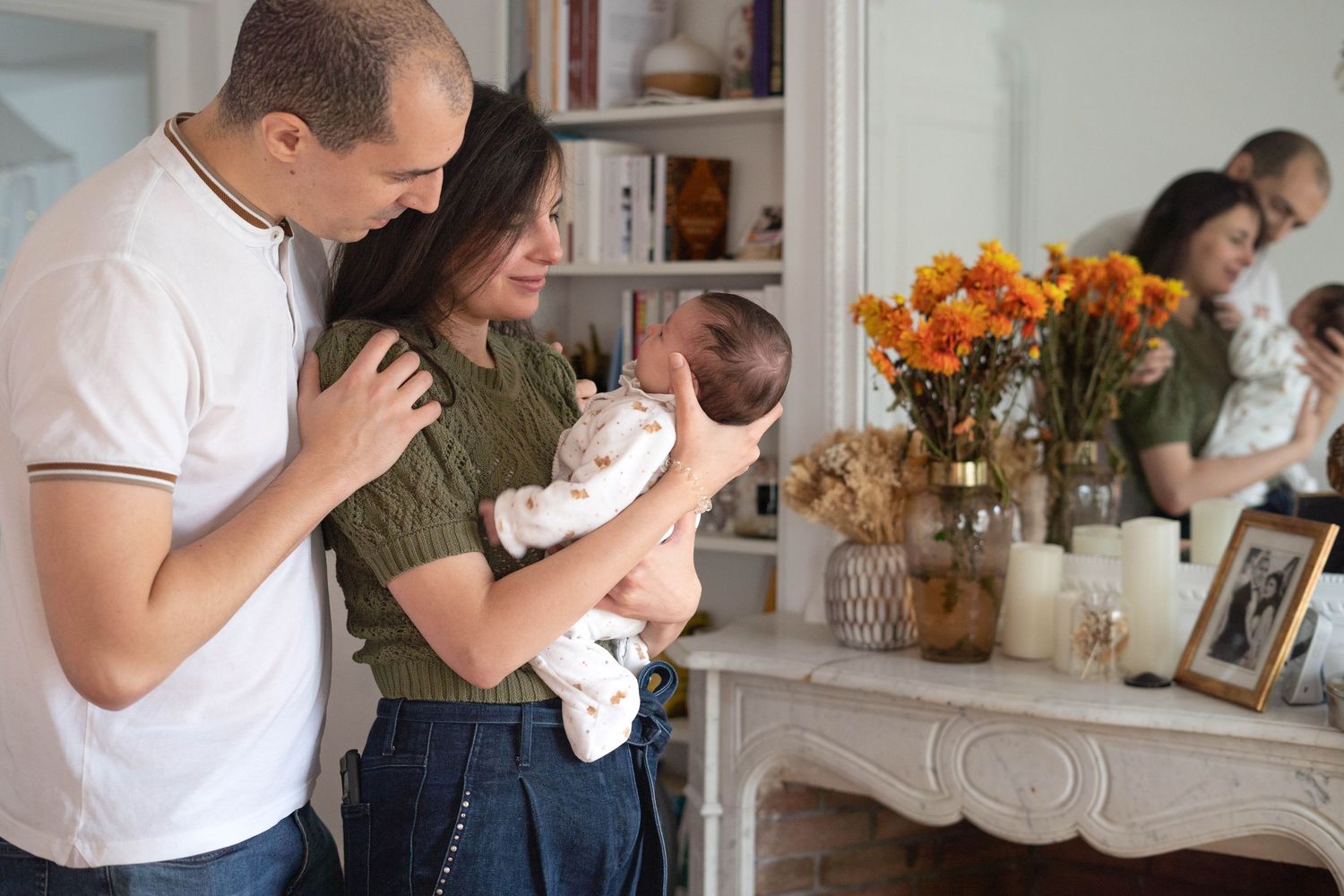 Couple ému devant son bébé dans leur salon à Saint-Germain-En-Laye