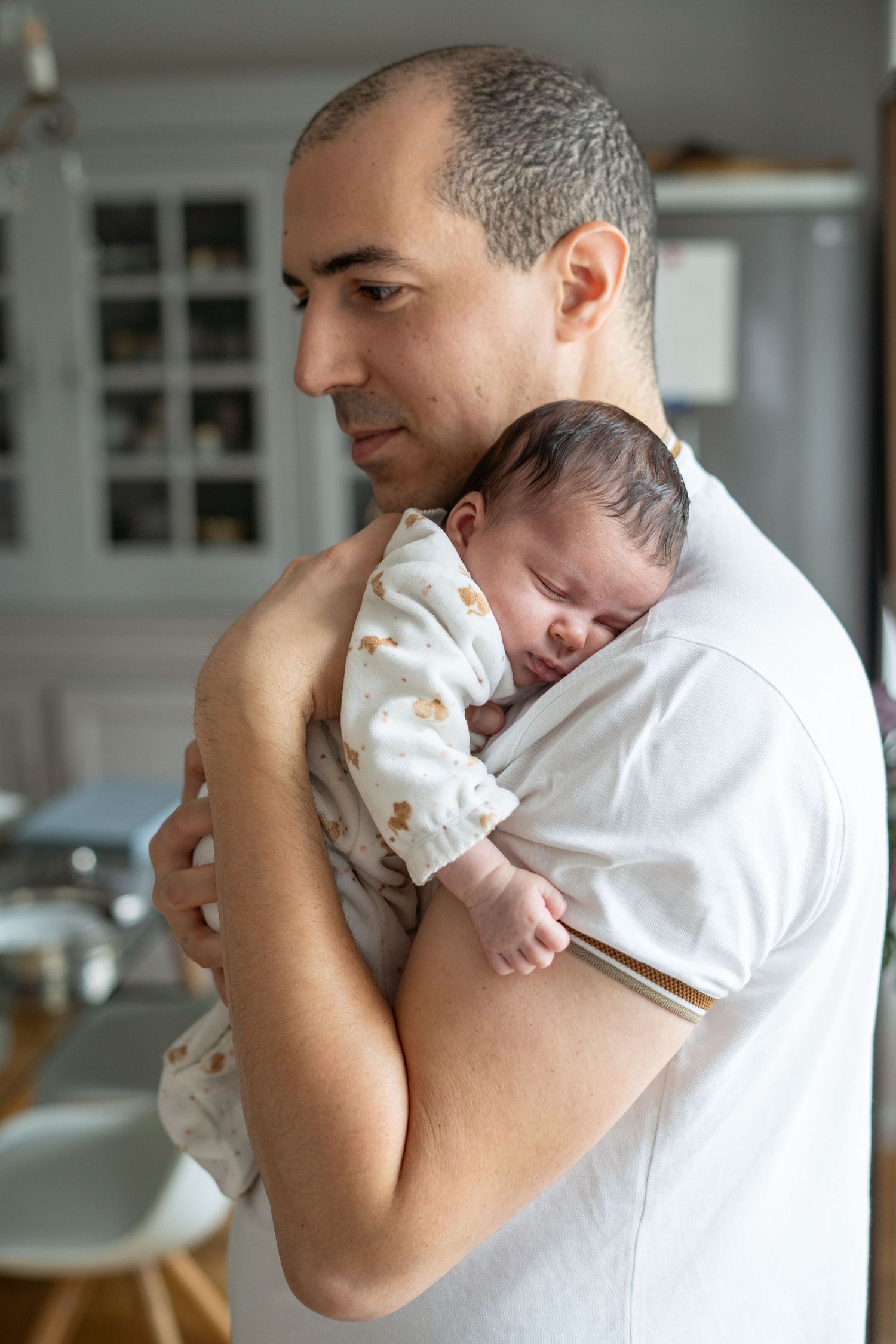 Sieste d'un nouveau-né dans les bras de son papa, à Saint-Germain-En-Laye