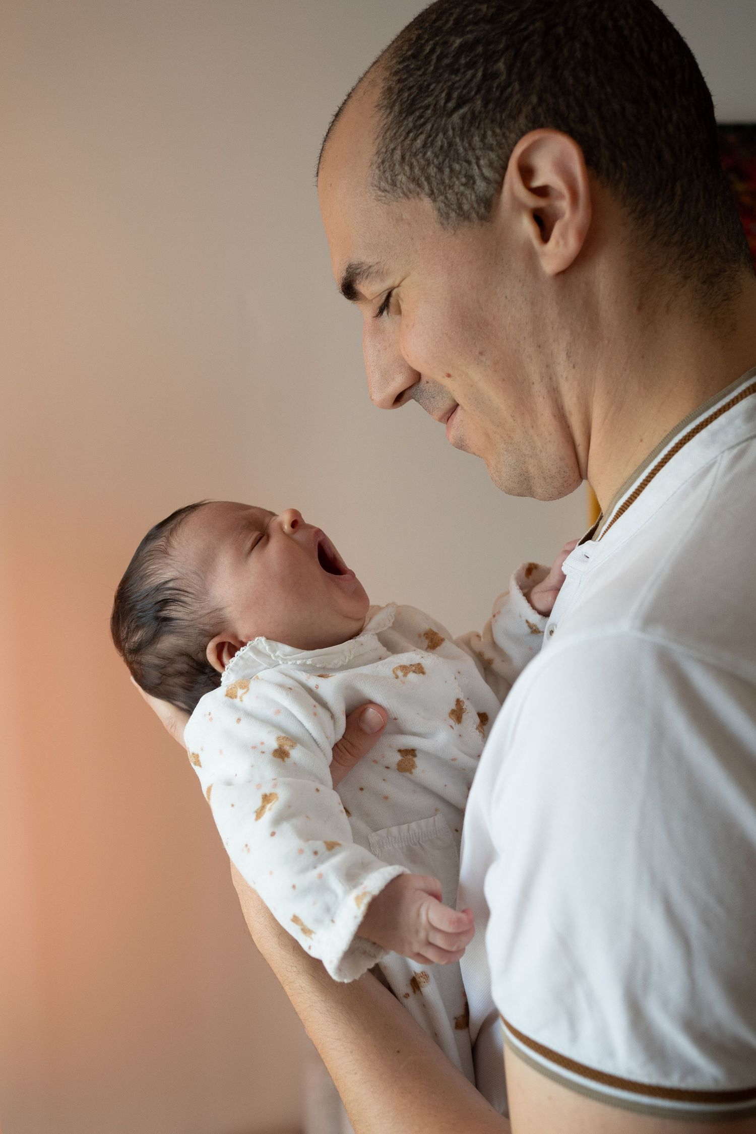 Regard ému d'un papa sur son nouveau-né,  à Saint-Germain-En-Laye