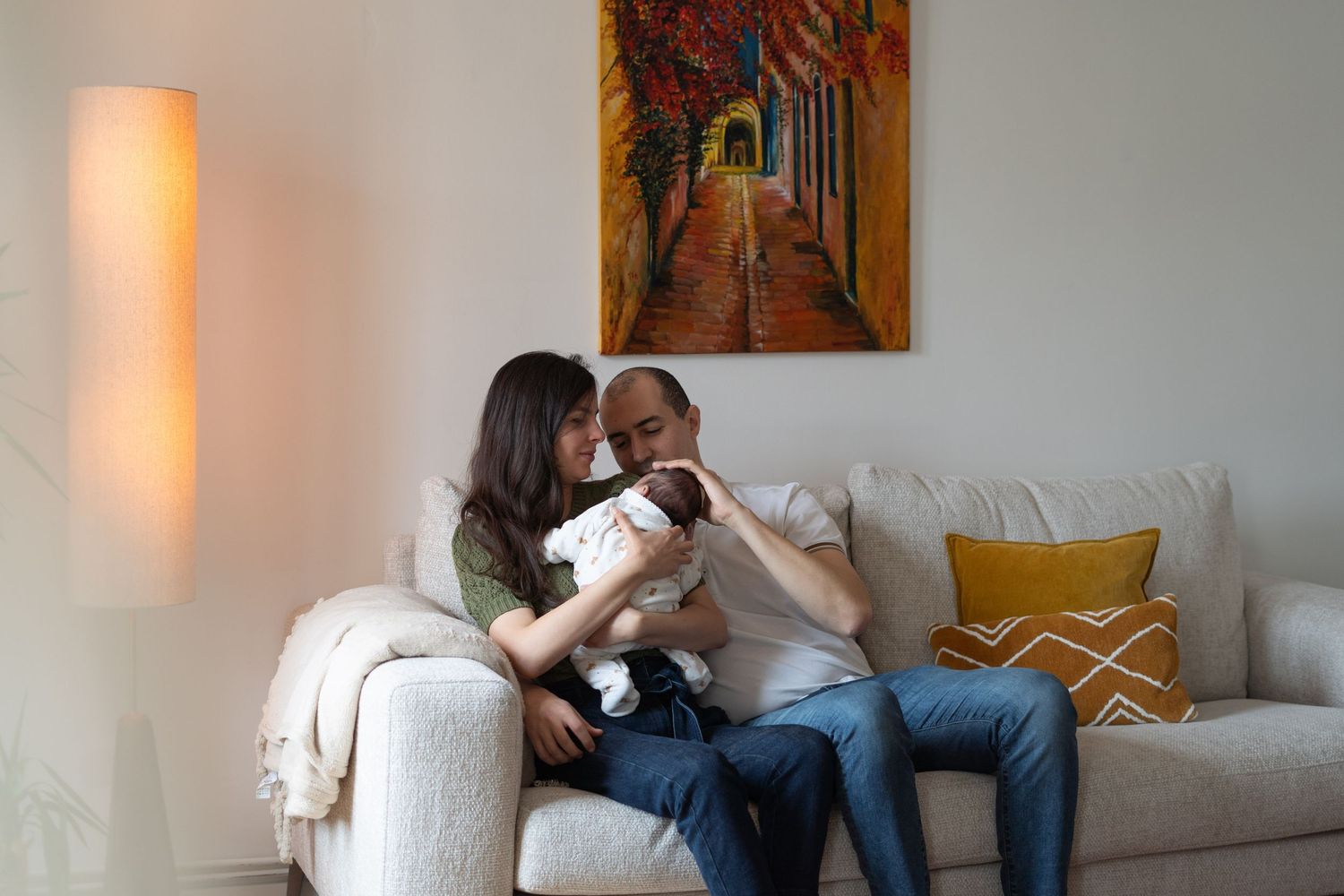 Nouveau-né et ses parents attendris sur le canapé, à Saint-Germain-en-Laye