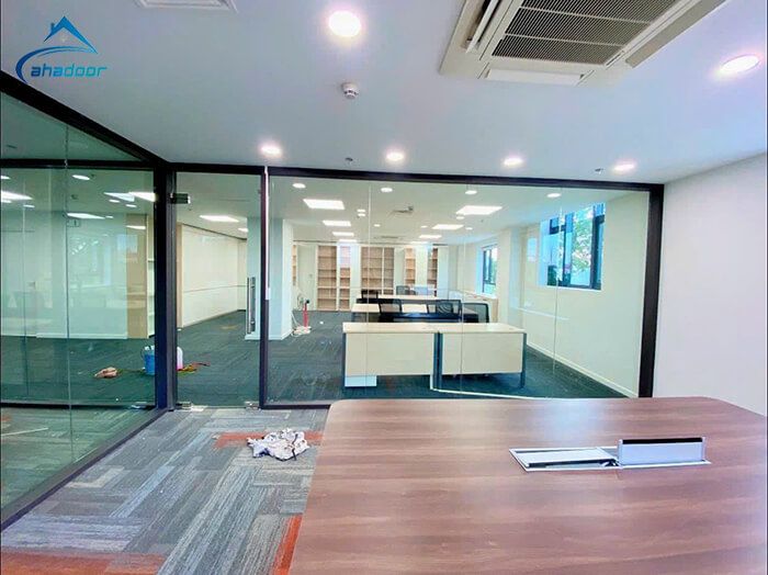Lắp đặt cửa kính bản lề sàn 1 cánh sang trọng tại Ahadoor việt nam