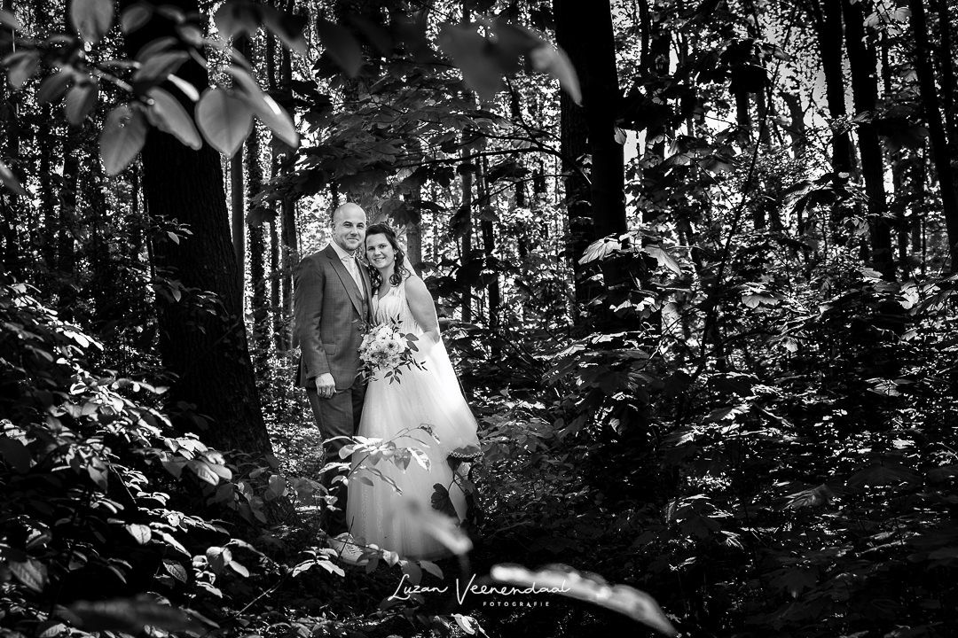 Zwart-wit trouwfoto van Jesse en Sharon tijdens de fotoshoot in het bos bij Zoomers aan het Bos, Castricum Noord-Holland