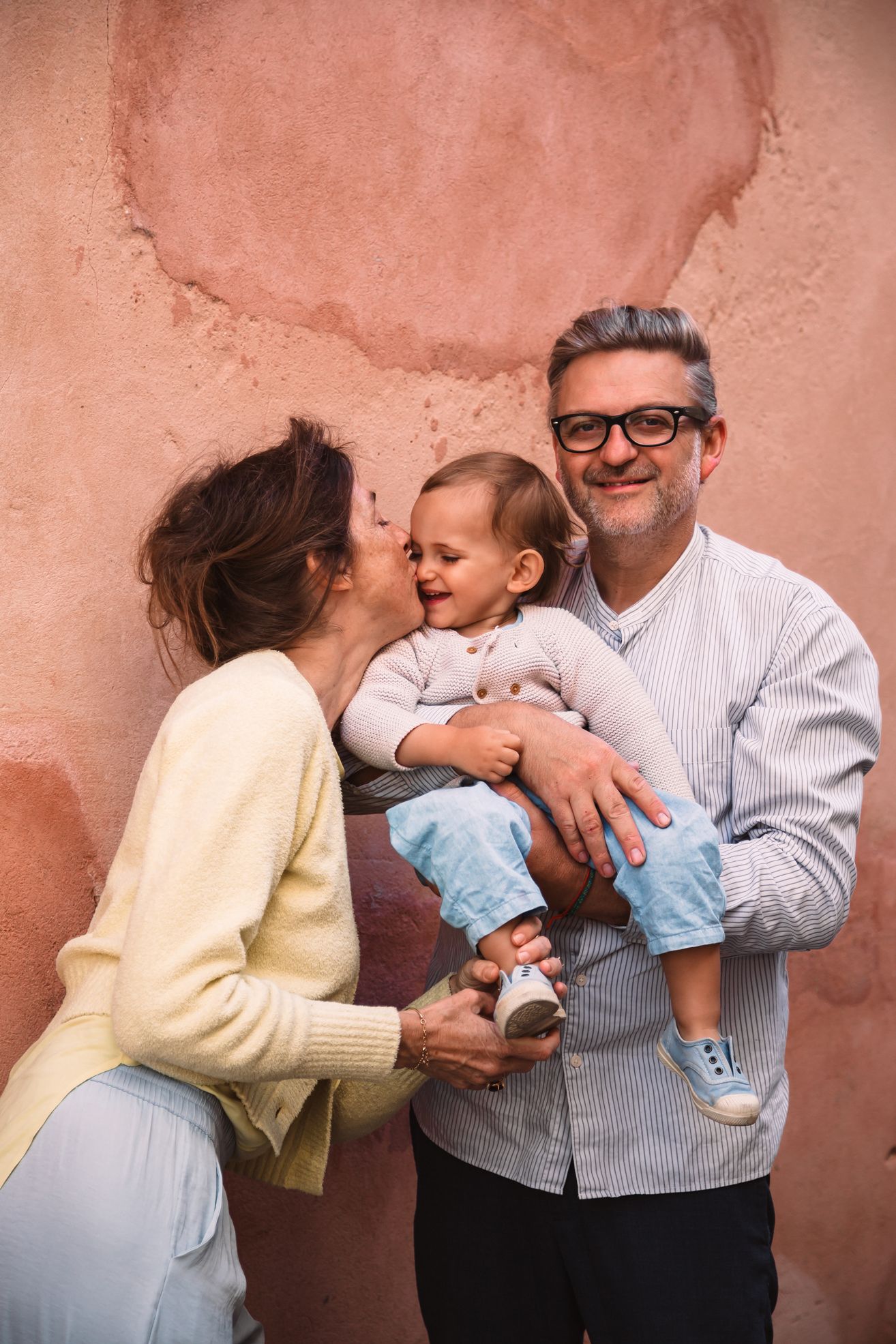 Moments complices en famille capturés avec douceur à Pernes-les-Fontaines.