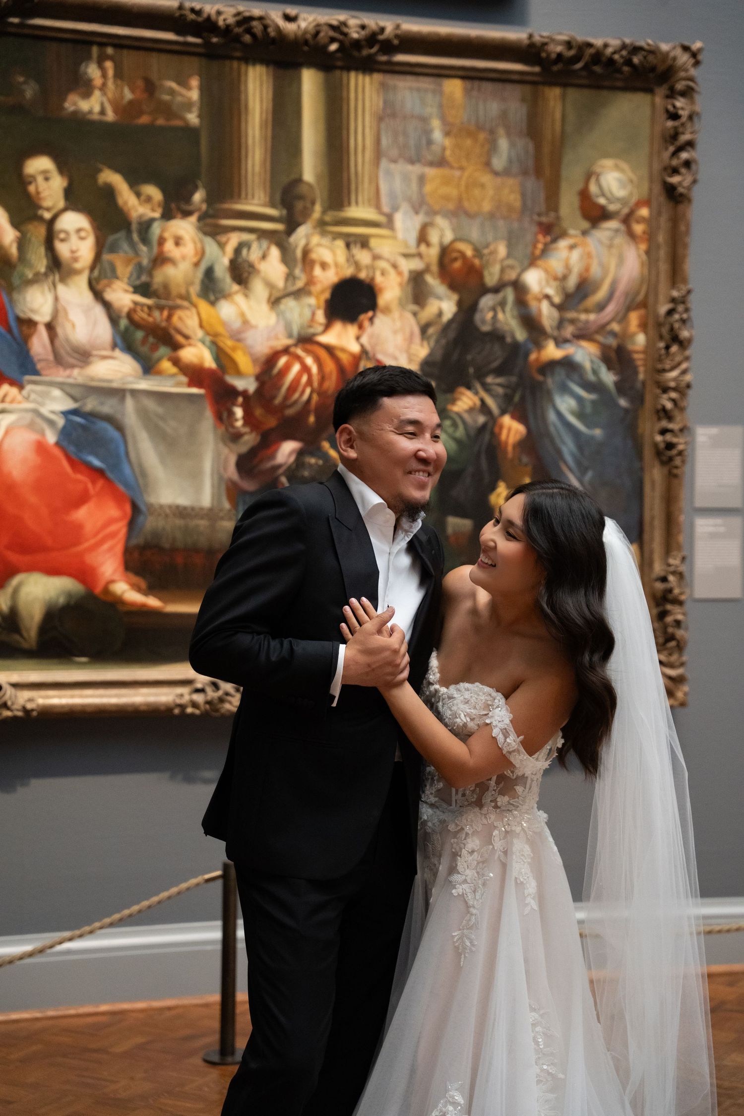 Indoor pre-wedding photoshoot in Chicago Illinois at the Art Institute of Chicago.