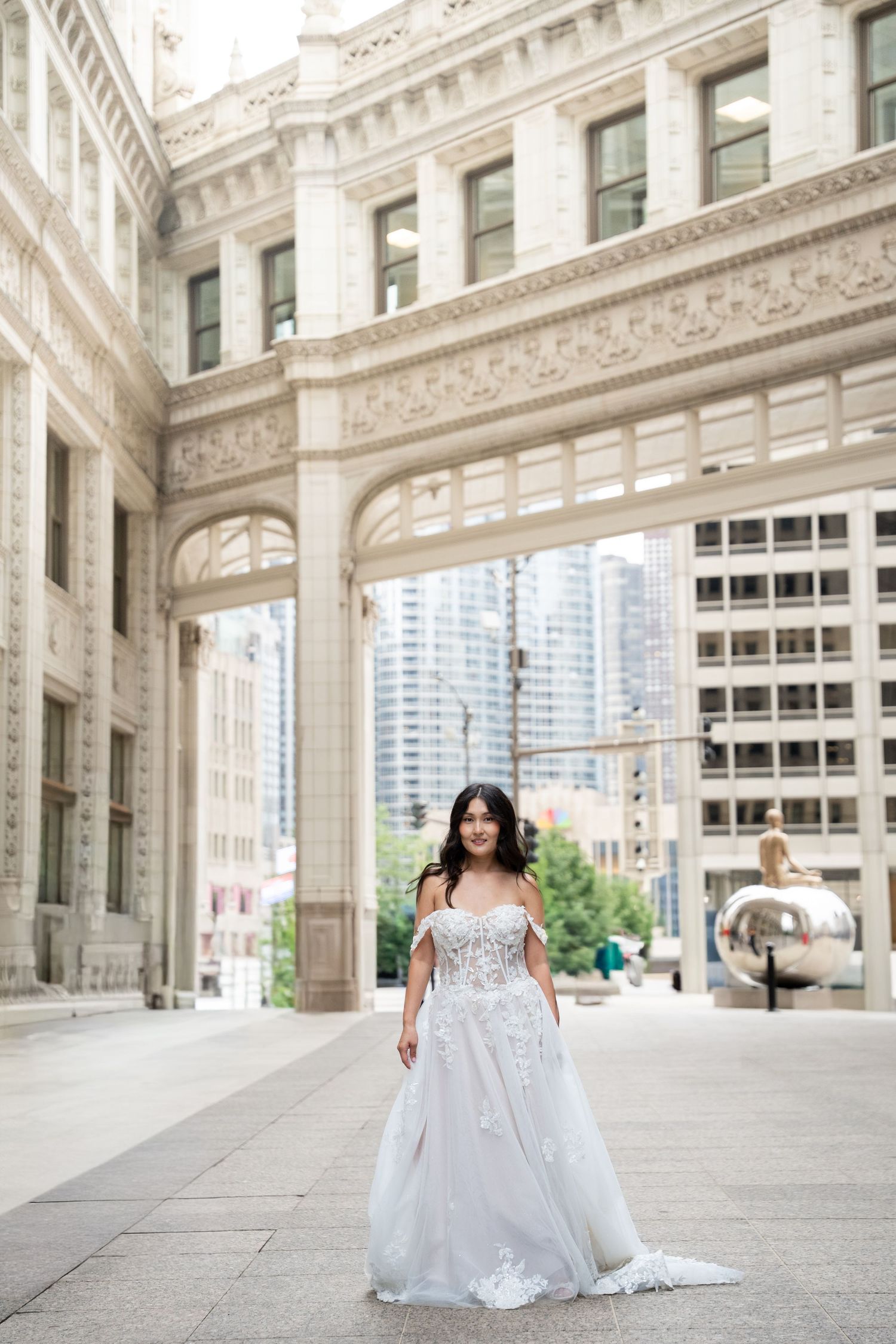 Indoor pre-wedding photoshoot in Chicago Illinois at the Art Institute of Chicago.